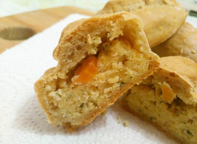 1. Этап. Постные гороховые пирожки: В разрезе видно, что тесто для этих пирожков хорошо пропекается и приобретает воздушность, а начинка имеет приятный цвет и лёгкую рассыпчатость.