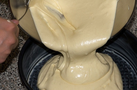 1. Этап. Легкий бисквит: 7. Смажьте маслом жаропрочную форму и выложите тесто. Разровняйте и отправьте бисквит в разогретую до 180 градусов духовку. Выпекайте около 25 минут до румяности, не открывая духовку!