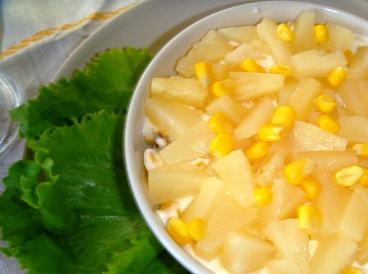 1. Этап. Салат с консервированными ананасами: Сверху обильно посыпьте кусочками консервированных ананасов. Наш красивый салат готов, можно подавать на стол.