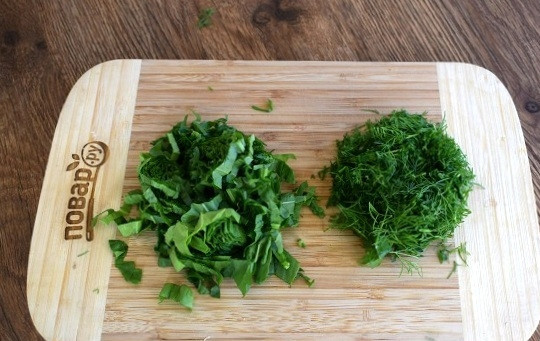 1. Этап. Суп из щавеля на курином бульоне: Зелень измельчите, закиньте в суп. Добавьте соль и сахар по вкусу.