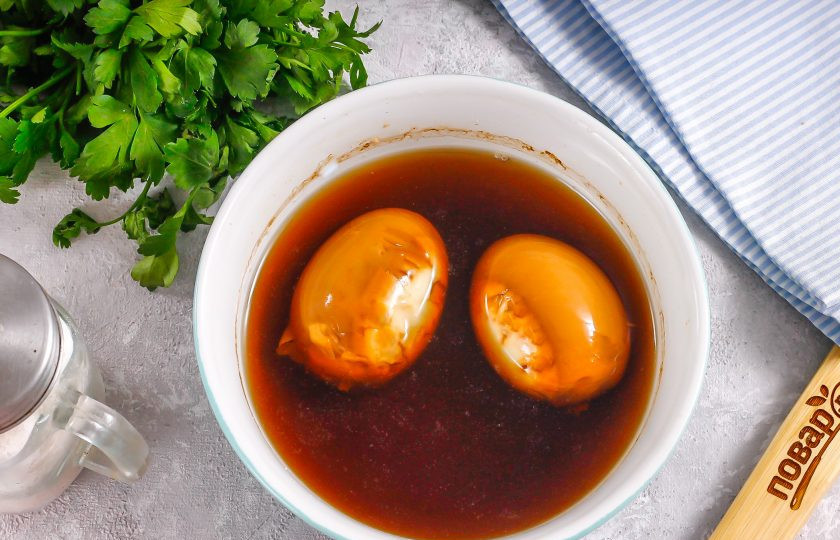 1. Этап. Салат с копчеными яйцами: Оставьте на 1 час для остывания, периодически поворачивая.