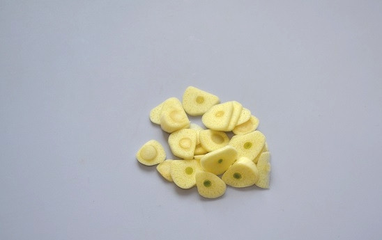 1. Этап. Мидии в соевом соусе: 2. Чеснок очистите и измельчите.