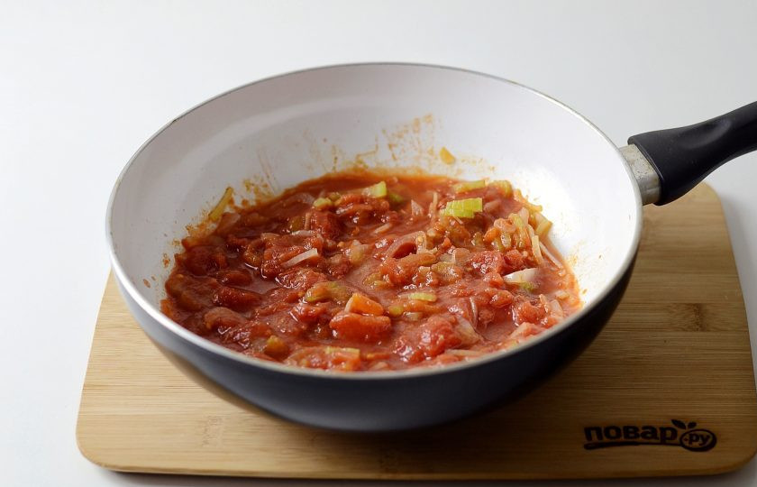 1. Этап. Борщ с сельдереем для похудения: Разогрейте сковороду на среднем огне. Обжарьте тонко нарезанный лук и сельдерей пару минут. Влейте измельченные томаты и тушите до тех пор, пока не испарится вся жидкость.