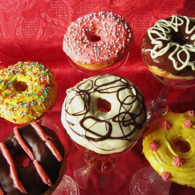 1. Этап. Пышки к Пасхе: Украшаем пышки цветным шоколадом и разноцветными посыпками. Приятного аппетита!