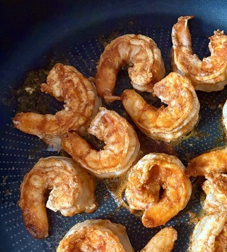 1. Этап. Канапе с авокадо и креветками: Креветки обжарить по 2-3 минуты с каждой стороны.