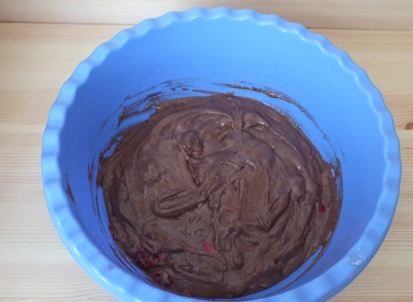 1. Этап. Кекс с вишней в мультиварке: В завершении добавьте какао, хорошо его вмешайте, чтобы не было комочков.