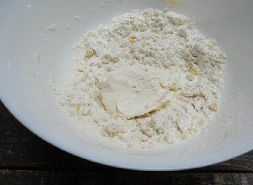 1. Этап. Капустное печенье: Добавьте сметану.
