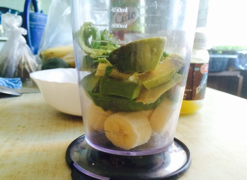 1. Этап. Смузи с авокадо: Авокадо с бананом очищаем и нарезаем небольшими кусочками.