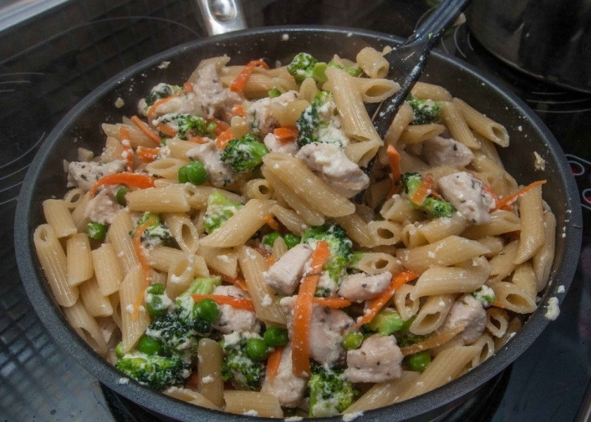 1. Этап. Сливочная паста: Тушите овощи, пока морковь не станет мягкой. Затем вылейте в сковороду с овощами готовый соус и перемешйпте. Теперь сюда можно добавлять отваренные макароны. Протушите соус с макаронами около минуты - и подавайте к столу.