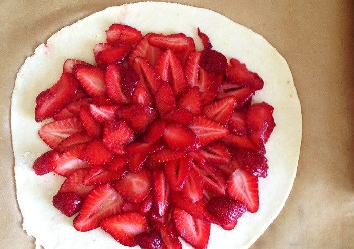 1. Этап. Галета с клубникой: 4. Достаньте тесто из холодильника, раскатайте его тонко, выложите по центру клубнику, оставляя по краям 3 см.