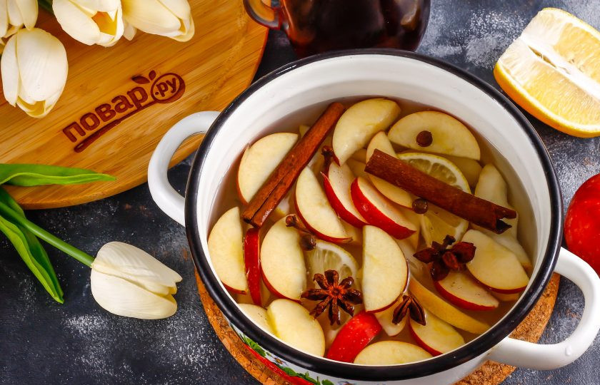 1. Этап. Глинтвейн по-немецки: Влейте горячую воду, добавьте все специи и поместите емкость на плиту. Доведите до кипения и отварите примерно 10-12 минут.
