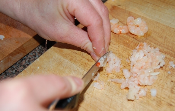 1. Этап. Яйца по-мексикански: 7. Мелко нарезаем мясо вареных креветок. Отправляем к остальным ингредиентам.