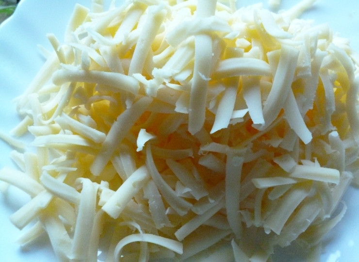 1. Этап. Ёка: Сыр натрите на средней терке.