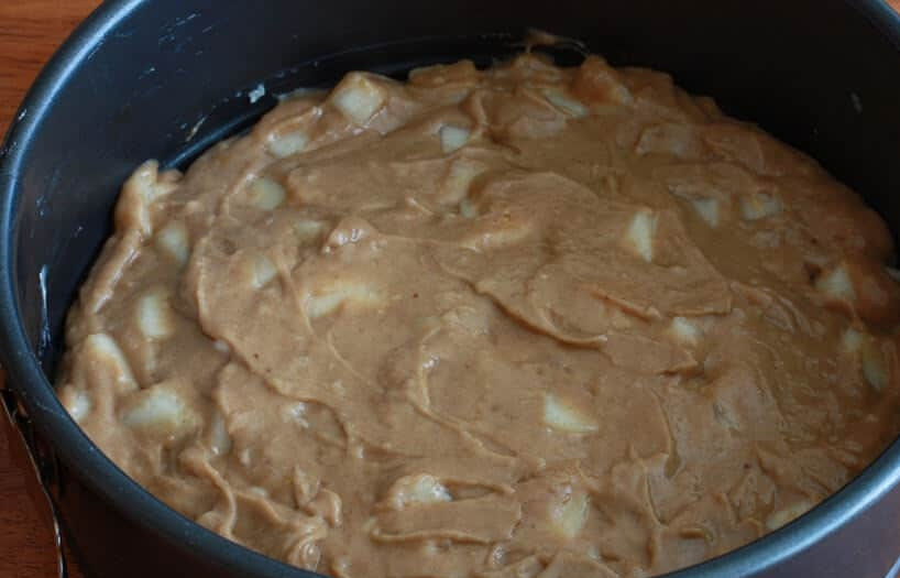 1. Этап. Пирог с грушами и орехами: 9. Выложите тесто в смазанную маслом форму для запекания со съёмными боковыми стенками и отправьте в заранее разогретую до 175 градусов духовку, выпекайте 25 минут. Проверяйте пирог на готовность с помощью зубочистки.