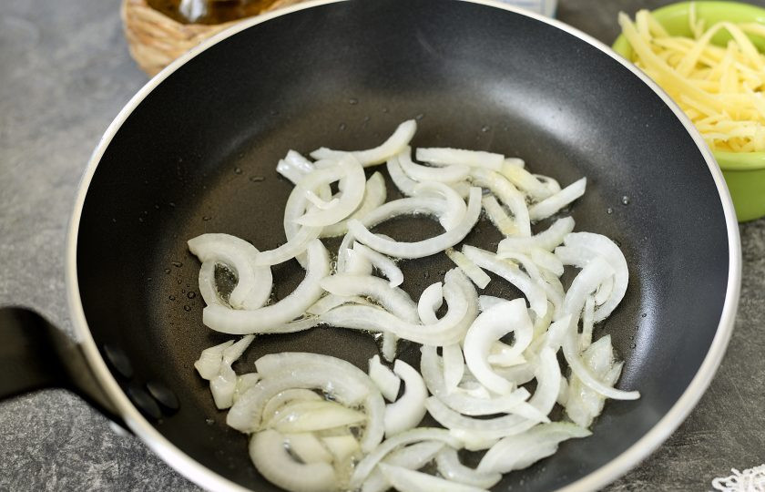 1. Этап. Рапаны в сливочном соусе: Разогрейте в сковороде немного растительного рафинированного масла, выложите в него нарезанный полукольцами лук, обжарьте его пару минут до мягкого состояния.