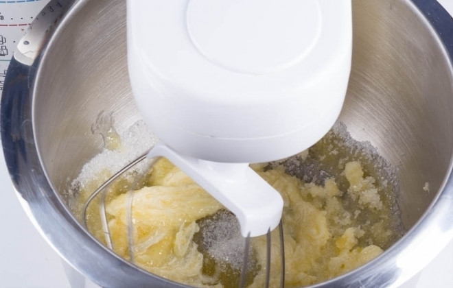 1. Этап. Пирог с творогом и яблоками: 1. В чашу миксера всыпаю сахарный песок (100 грамм) и добавляю размягченное сливочное масло (75 грамм). Перетираю массу с помощью венчика.