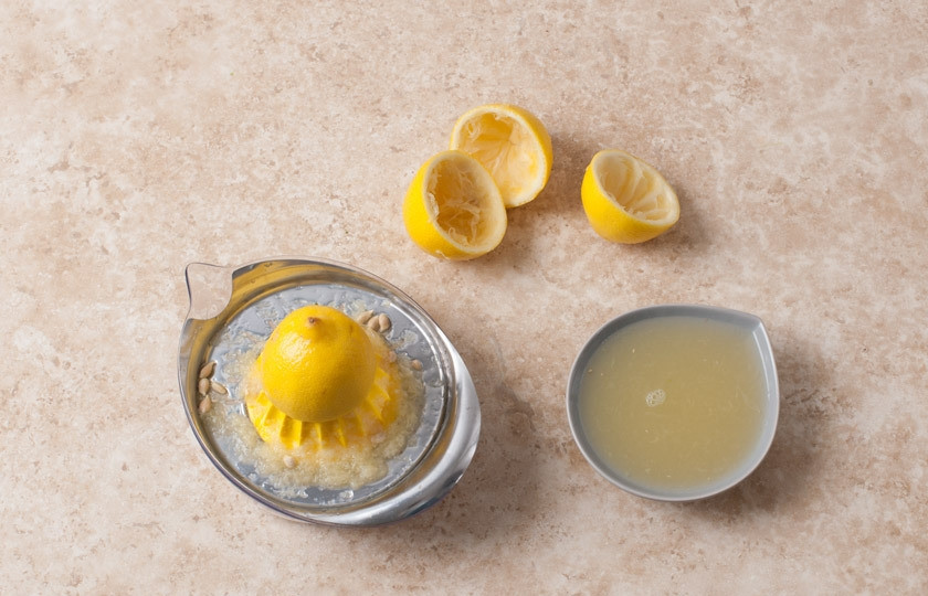 1. Этап. Лимонад тархун: Из двух лимонов при помощи соковыжималки выдавливаем сок.