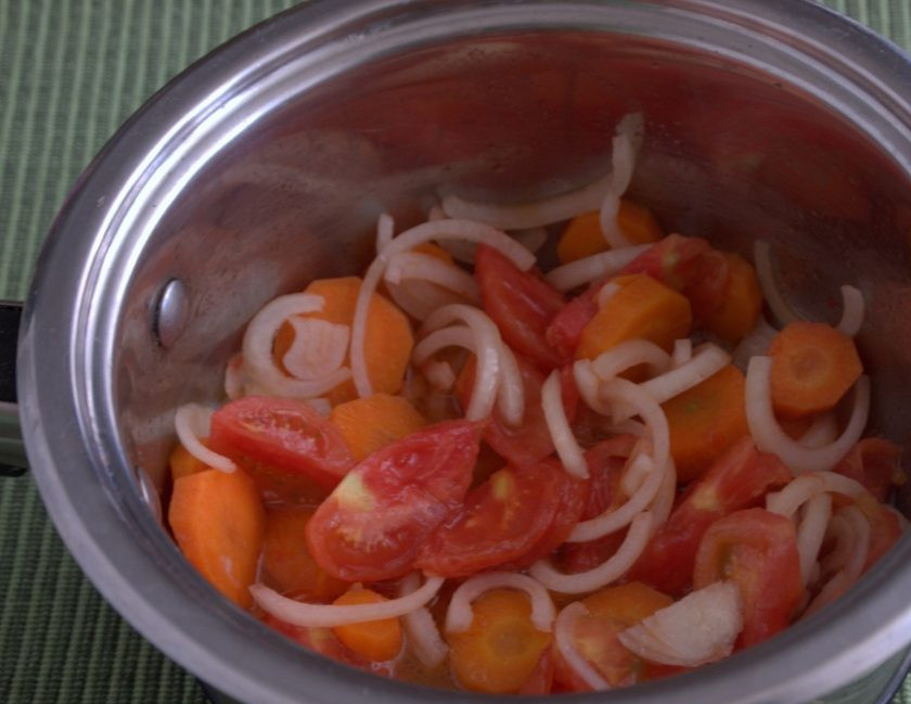 1. Этап. Салат из фасоли на зиму: 3. Для приготовления этой закуски нам понадобится сотейник. Наливаем в него масло и выкладываем в сотейник. Тушим овощи на слабом огне около 10 минут.