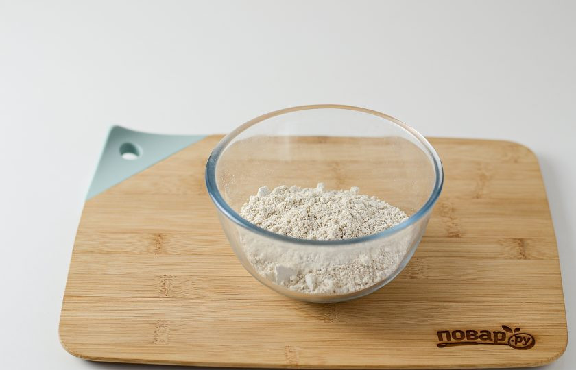 1. Этап. Овсяные оладьи: Овсянку измельчите в кофемолке до состояния муки.