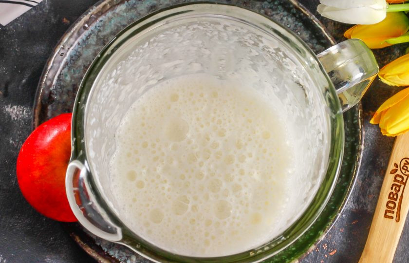 1. Этап. Молочный коктейль с яблоком: Взбейте все на пульсирующем режиме примерно 3-4 минуты.