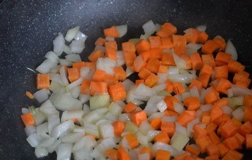 1. Этап. Густая похлёбка с фрикадельками и шпинатом: Берём сотейник или кастрюлю с толстым дном, нагреваем, наливаем масло. Обжариваем на среднем огне до полу-мягкости лук и морковь около 5 минут.