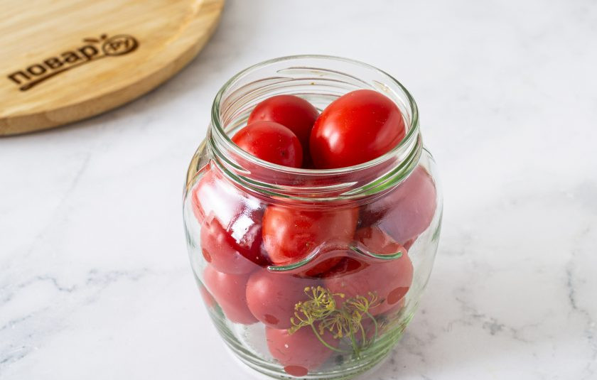 1. Этап. Помидоры без уксуса на зиму: Помидоры помойте, обсушите. Выложите в банку.