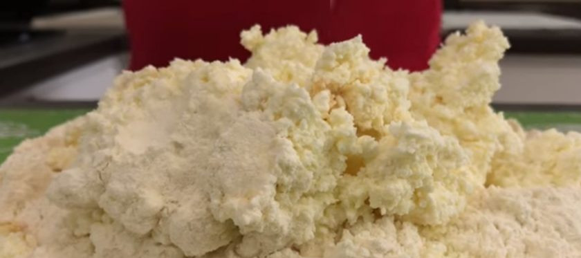 1. Этап. Вкуснейшее творожное печенье: 2. Просейте муку на рабочую поверхность, добавьте разрыхлитель и выложите на нее тесто. Вымесите тесто: сначала перетрите его в крошку, затем соберите в комок. Заверните тесто в пакет и уберите в холодильник на 1 час.