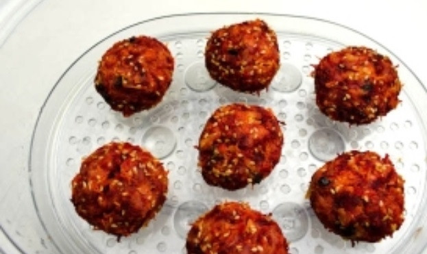 1. Этап. Овощные котлеты на пару: 8. Отправить котлетки в чашу пароварки. Овощные котлеты на пару в домашних условиях будут готовы через 25-30 минут и их можно сразу подавать к столу. К ним можно приготовить сметанный или томатный соус.