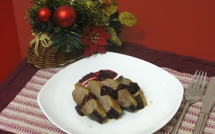 1. Этап. Запеченная утка с вишневым соусом: Запечённую утку нарежьте на кусочки и полейте соусом. Приятного аппетита!