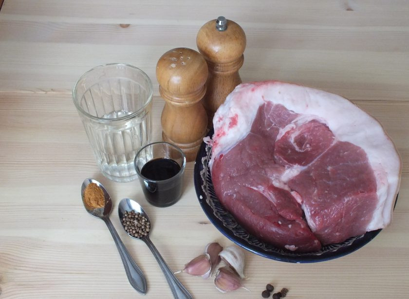 1. Этап. Домашняя колбаса в фольге: Подготовьте необходимые ингредиенты.