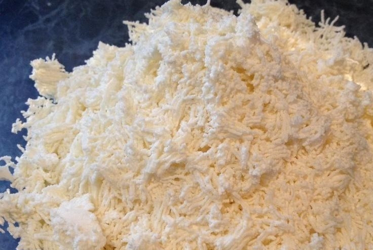 1. Этап. Бланманже творожное: Творог отожмите от воды, если нужно, и протрите через сито.