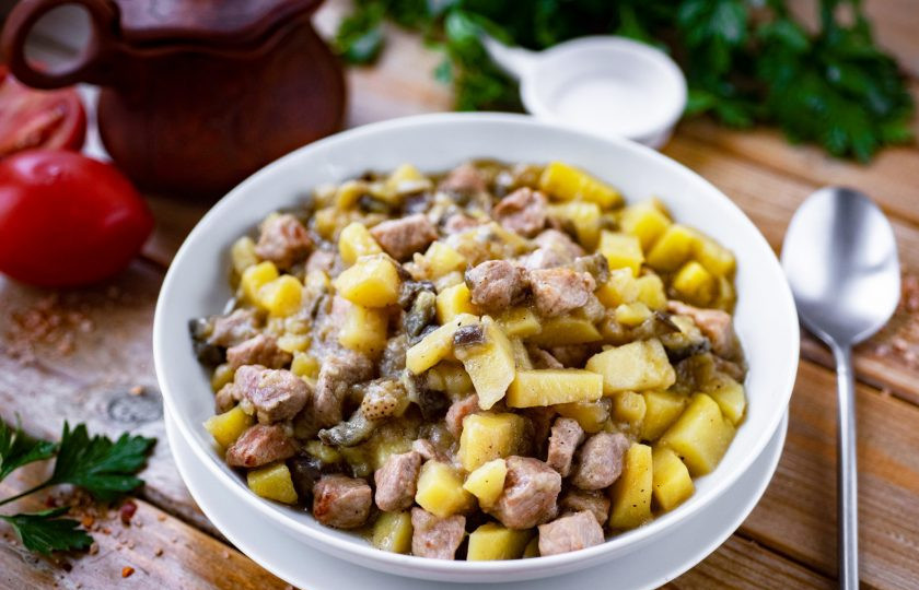 1. Этап. Баклажаны тушеные с картошкой и мясом: Готовые тушеные баклажаны с мясом и картофелем разложите по порционным тарелкам и подавайте к столу. Приятного аппетита!