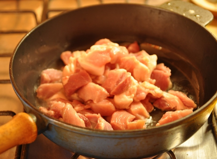 1. Этап. Мясо кусочками на сковороде: Обжариваем на разогретой сковороде минут 5-7.