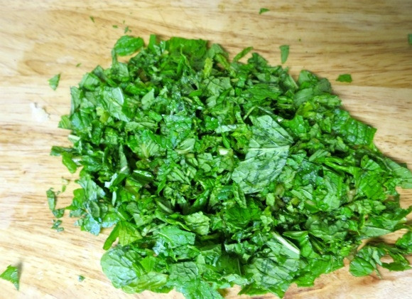 1. Этап. Котлеты из утки: 4. Вымойте, обсушите и измельчите мяту. Разумеется, использовать в этом простом рецепте котлет из утки можно также зеленый лук, петрушку, укроп, кинзу и т.д.