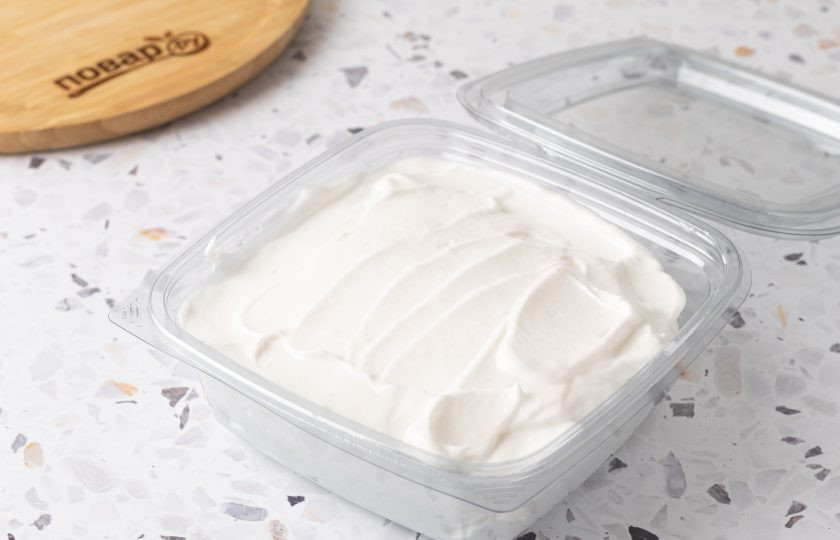 1. Этап. Мороженое из аквафабы: Переложите массу в пищевой контейнер. Уберите в морозилку на 6-8 часов.