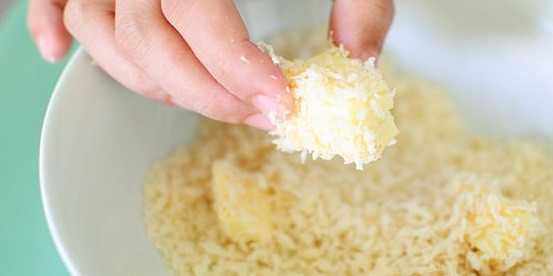 1. Этап. Жареный сыр в масле: 2. В одной мисочке взбейте яйцо, в другую всыпьте панировочных сухарей. Макните кусочек сыра сначала в яйца, затем обваляйте в сухарях.