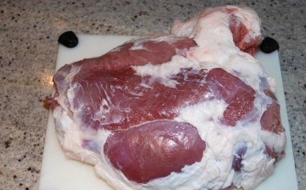 1. Этап. Запеченная баранья нога в рукаве: Баранью ногу моем, сушим и очищаем от пленок.