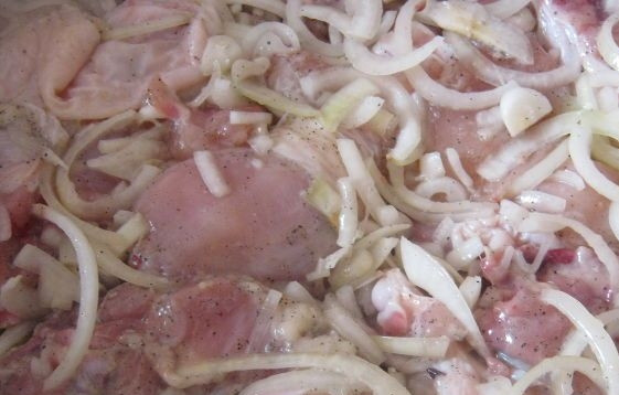 1. Этап. Шашлык из курицы с уксусом: Перемешайте как следует, чтобы все ингредиенты равномерно смешались. Оставьте птицу мариноваться в холодильнике на 3 часа.