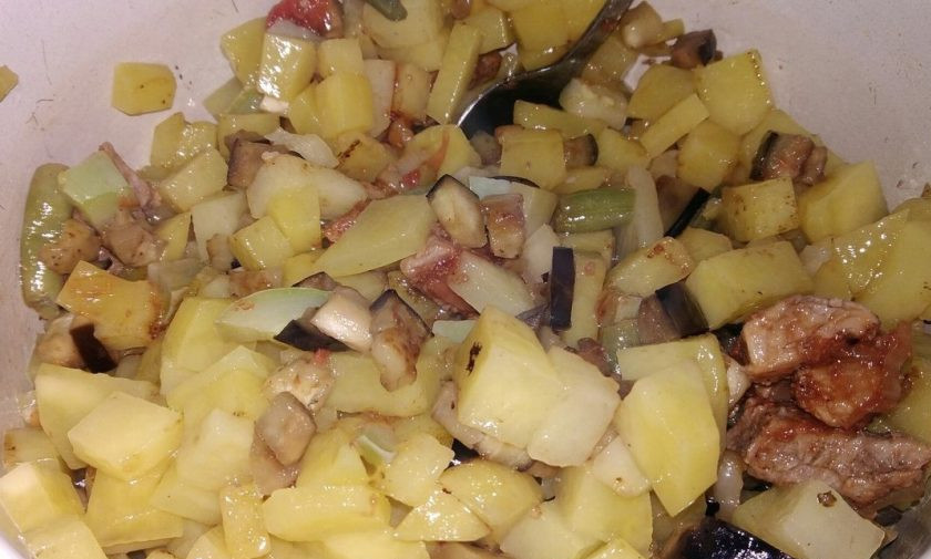 1. Этап. Жаркое с говядиной и овощами на растительном масле: 9. Когда все ингредиенты будут соединены, перемешайте их тщательно, добавьте соль по вкусу и залейте водой так, чтобы она покрыла овощи.