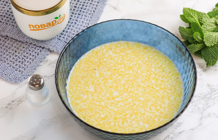 1. Этап. Блины с кукурузными отрубями: Влейте половину молока в глубокую емкость и всыпьте отруби. Перемешайте и оставьте на 20-30 минут для набухания.