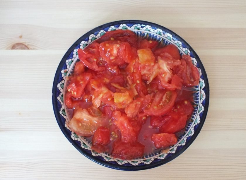 1. Этап. Аппетитка: С помидоров снимите кожуру.