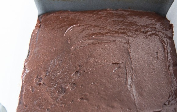 1. Этап. Шоколадно-кокосовое брауни: 5. Далее тесто выложите в квадратную форму для выпечки, закрыв дно и бока пергаментной бумагой.