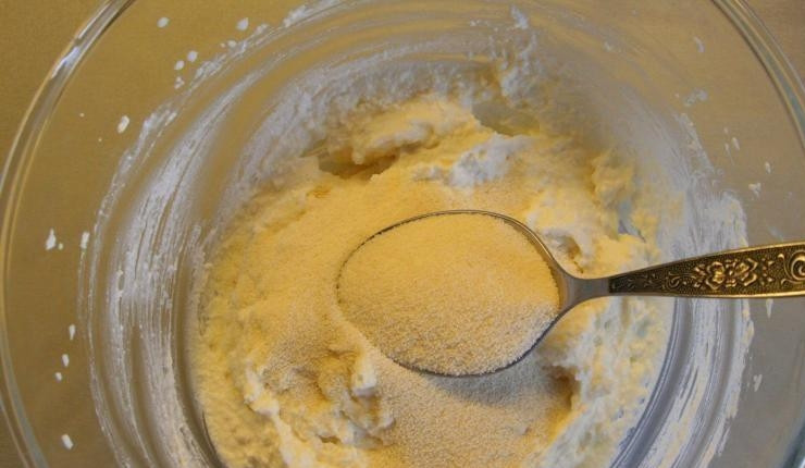 1. Этап. Вкусная творожная запеканка в духовке: 2. К полученной массе всыпьте манную крупу и сахар, хорошо перемешайте. Должно получиться густое тесто.