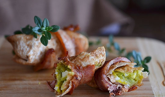 1. Этап. Рулетики из бекона с авокадо: Запеките в разогретой до 200 градусов духовке 20 минут.