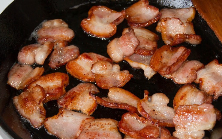 1. Этап. Мясо по-фламандски: Сковороду ставим на огонь и хорошенько нагреваем. Бекон нарезаем на пластинки и обжариваем на сковороде без масла до хрустящей корочки в течение 10 минут.