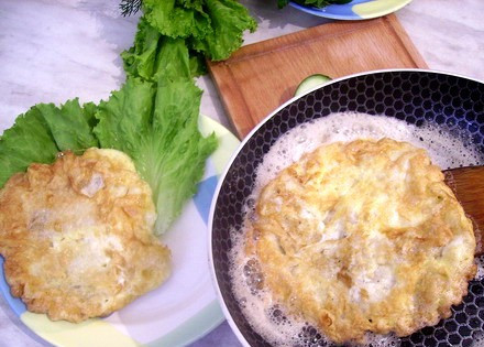 1. Этап. Бризоль из рыбы: Так же обмакиваем в муке и яйце второй кусочек филе и обжариваем его.