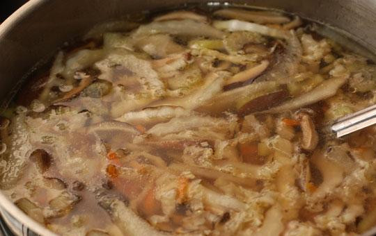 1. Этап. Суп с шиитаке: Варим еще приблизительно 5-10 минут - до готовности овощей, в зависимости от толщины нарезки. Затем перец чили выбрасываем, а все остальное немедленно подаем к столу. Приятного аппетита!