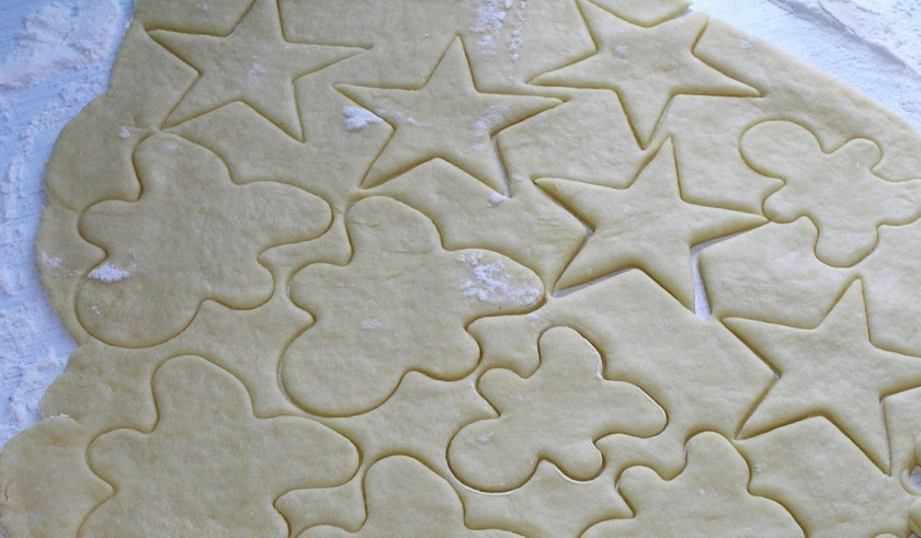 1. Этап. Творожное печенье для детей: Разогрейте духовку до 180 градусов. После этого времени тесто раскатайте в пласт в 4 мм. Вырежьте формочками печенье.