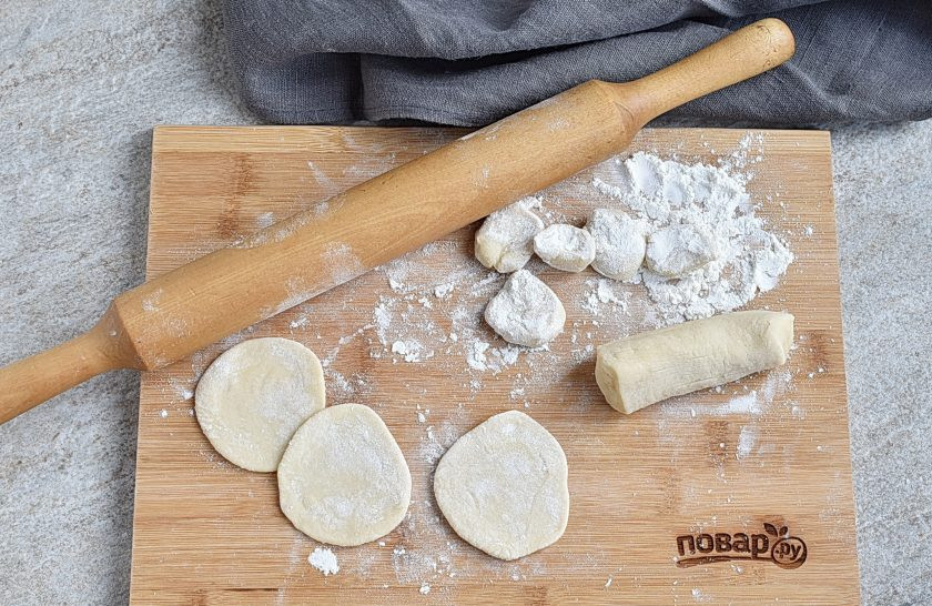 1. Этап. Вареники с адыгейским сыром: Раскатайте из теста тонкие сочни.
