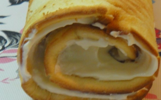 1. Этап. Быстрый бисквитный рулет: Бисквитный рулет развернуть и смазать творожным кремом. Завернуть обратно и убрать в холодильник на час.